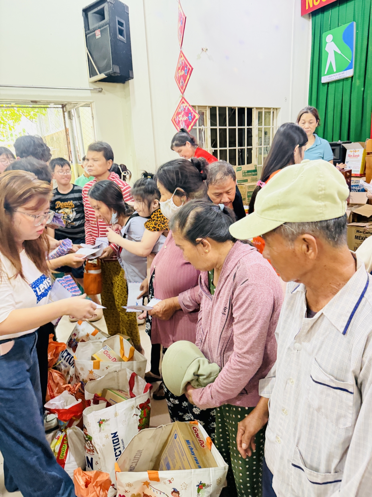 Trao quà và tiền mặt cho người mù