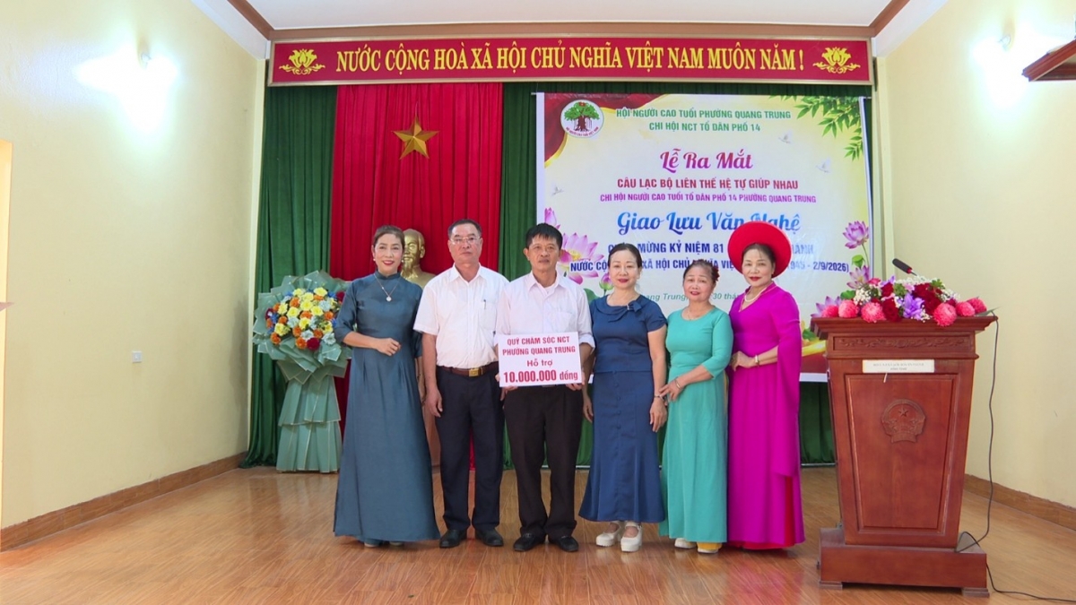 Quỹ Chăm sóc và Phát huy vai trò người cao tuổi phphuowngf trao 10 triệu đồng hỗ trợ vốn quỹ cho CLB