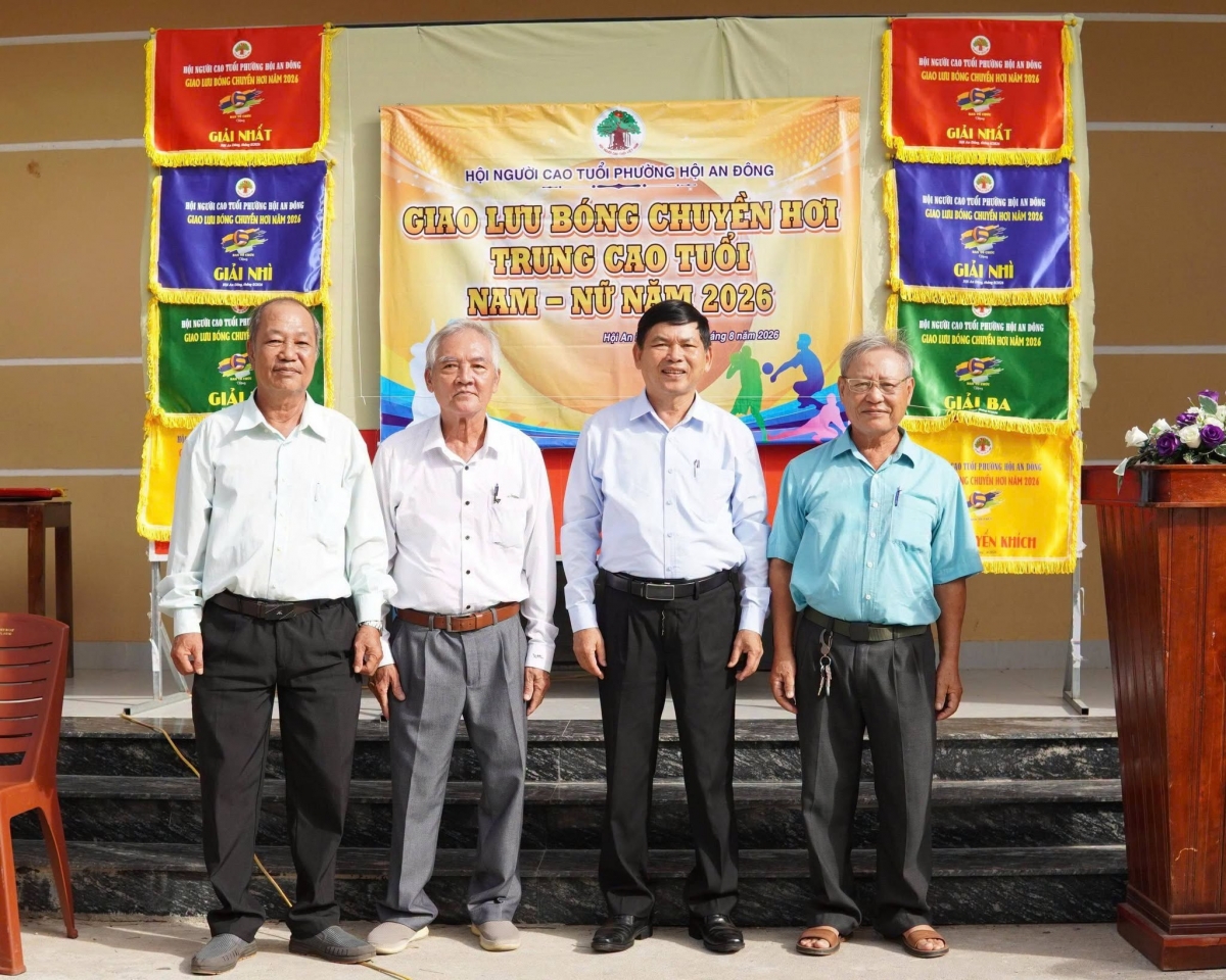 Lãnh đạo Hội Người cao tuổi TP Đả Nẵng và alnhx đạo Hội Người cao tuổi 2 phường  tham dự chương trình