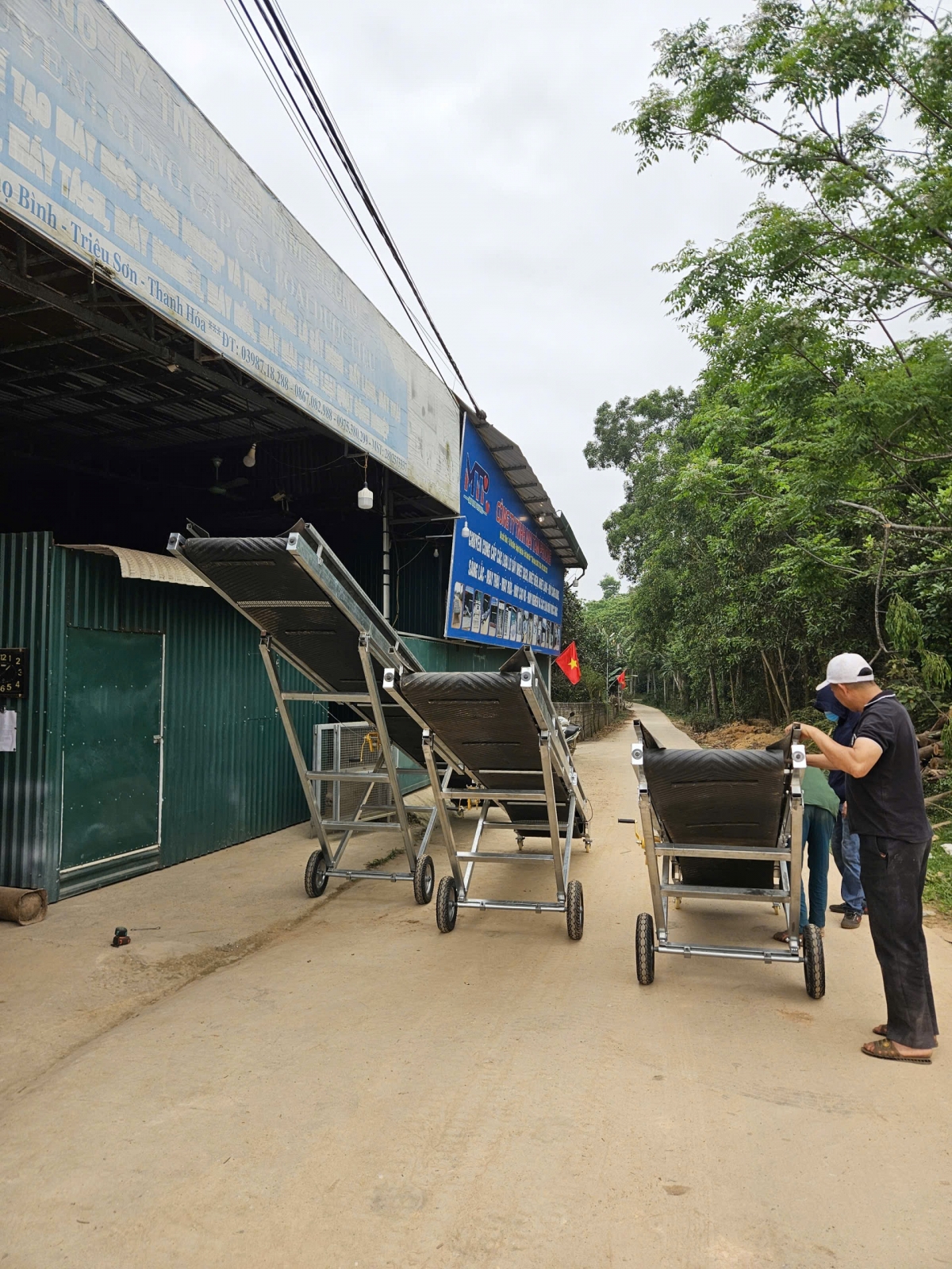 Một số mẫu băng tải phục vụ bà con giảm sức lao động khi thu hái dược liệu, nông sản