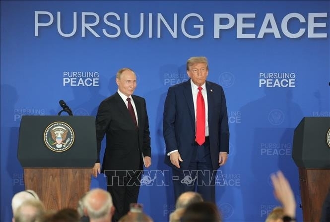 Tổng thống Mỹ Donald Trump (phải) và Tổng thống Liên bang Nga Vladimir Putin trong cuộc họp báo chung tại Căn cứ Elmendorf-Richardson ở Anchorage, bang Alaska (Mỹ) ngày 15/8/2025.                                                          Ảnh: TTXVN