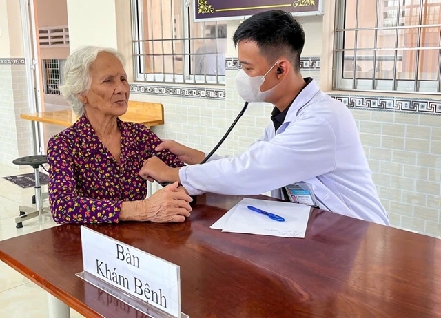 Khám, tư vấn và theo dõi sức khỏe cho NCT trên địa bàn tỉnh Khám, tư vấn và theo dõi sức khỏe cho NCT trên địa bàn tỉnh