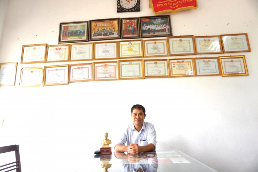Ông Vũ Mạnh Hùng vinh dự đón nhận Bằng khen của Thủ tướng Chính phủ năm 2016 và rất nhiều danh hiệu từ các Bộ, ngành, địa phương. Tuổi cao vẫn không ngừng làm việc, cống hiến