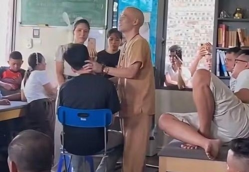 Đối tượng Nguyễn Văn Mạnh đang chữa bệnh cho bệnh nhân.