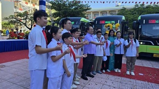 Đồng chí Quản Minh Cường Bí thư thành uỷ TP Quảng Ninh cùng các cháu học sinh trong buổi khai trương xe bus điện miễn phí đưa đón học sinh đến trường