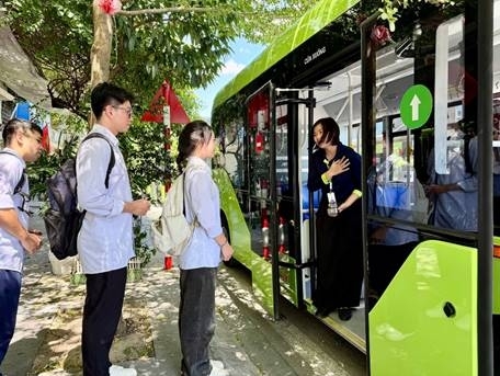 Những chuyến xe đầu tiên  đưa, đón học sinh trong ngày đầu khai trương chương trình xe buýt điện xanh an toàn.