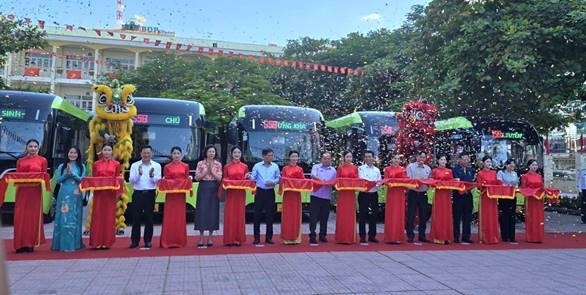 Các đồng chí  Quản Minh Cường, Ủy viên Trung ương Đảng, Bí thư Thành ủy, Trưởng Đoàn ĐBQH thành phố; Bùi Văn Khắng, Phó Bí thư Thành ủy, Chủ tịch UBND thành phố, cùng các đại biểu cắt băng khai trương tuyến xe buýt điện miễn phí đưa đón học sinh đến trường.
