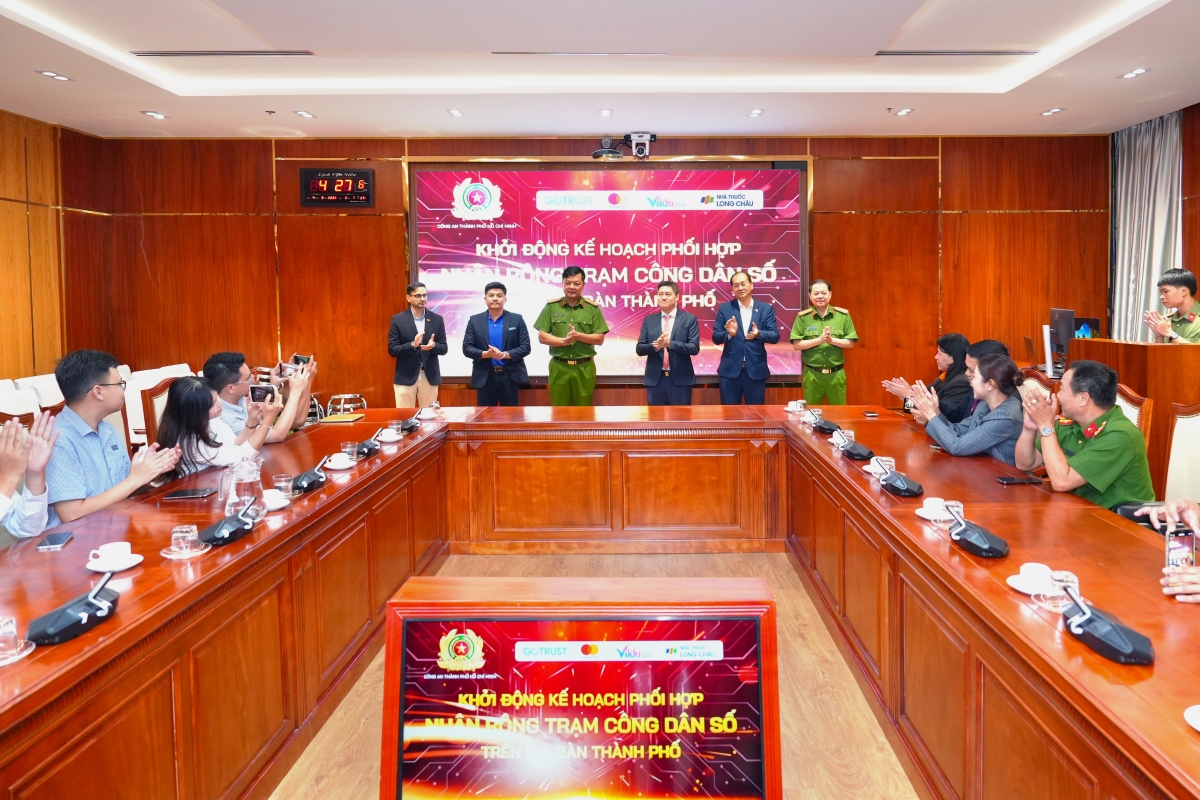 Toàn cảnh lễ ký kết Kế hoạch phối hợp nhân rộng mô hình Trạm công dân số trên địa bàn TP.Hồ Chí Minh. Ảnh: H.Khánh Toàn cảnh lễ ký kết Kế hoạch phối hợp nhân rộng mô hình Trạm công dân số trên địa bàn TP.Hồ Chí Minh. Ảnh: H.Khánh