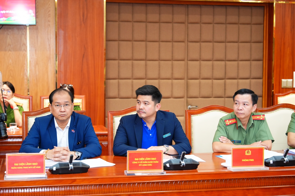 Ông Ngô Quốc Bảo (ở giữa) - Giám đốc Cấp cao phụ trách Nguồn nhân lực, Truyền thông, Trải nghiệm Khách hàng & Marketing, Hệ thống Nhà thuốc và Tiêm chủng Long Châu. Ảnh: H.Khánh Ông Ngô Quốc Bảo (ở giữa) - Giám đốc Cấp cao phụ trách Nguồn nhân lực, Truyền thông, Trải nghiệm Khách hàng & Marketing, Hệ thống Nhà thuốc và Tiêm chủng Long Châu. Ảnh: H.Khánh