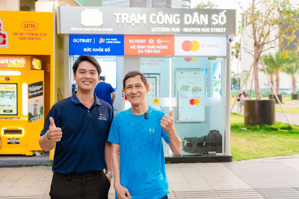 Hệ thống Nhà thuốc và Tiêm chủng Long Châu là đơn vị y tế duy nhất vận hành các tiện ích y tế số tại Trạm Công dân số. Ảnh: H.Khánh Hệ thống Nhà thuốc và Tiêm chủng Long Châu là đơn vị y tế duy nhất vận hành các tiện ích y tế số tại Trạm Công dân số. Ảnh: H.Khánh