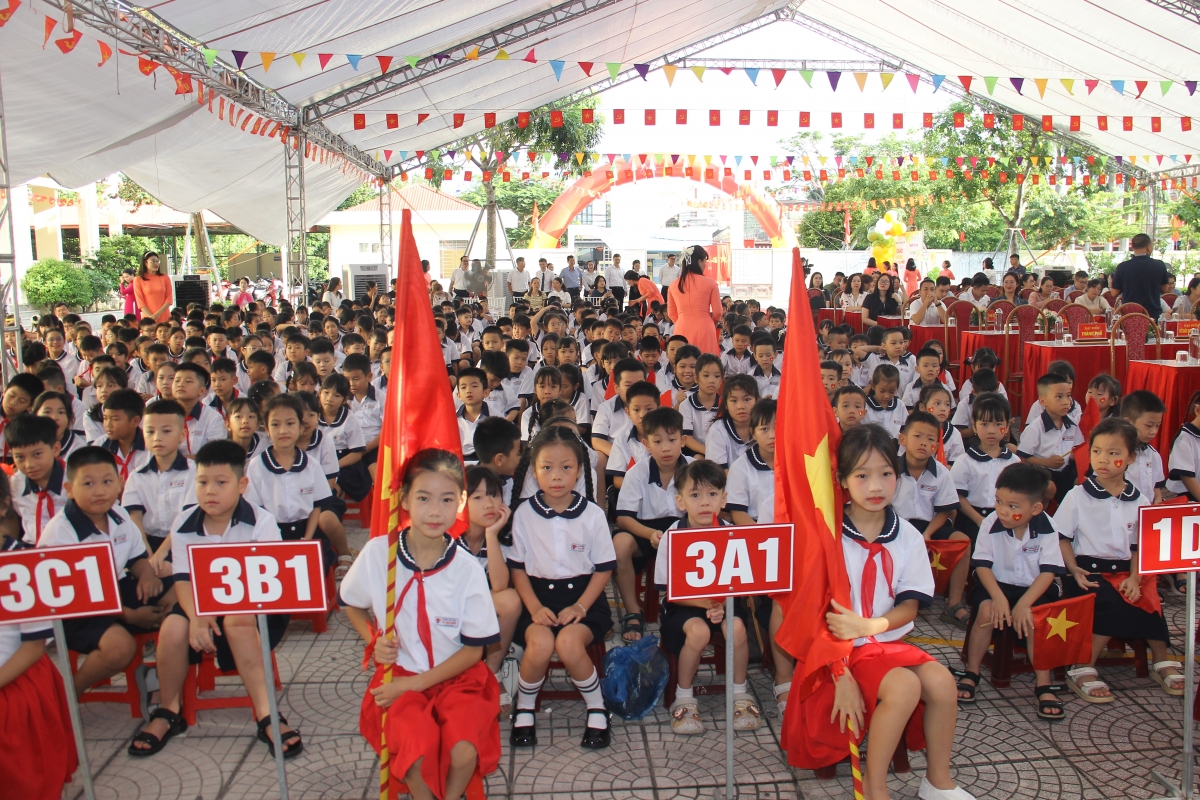 Các em học sinh hân hoan trong ngày tựu trường. Các em học sinh hân hoan trong ngày tựu trường.