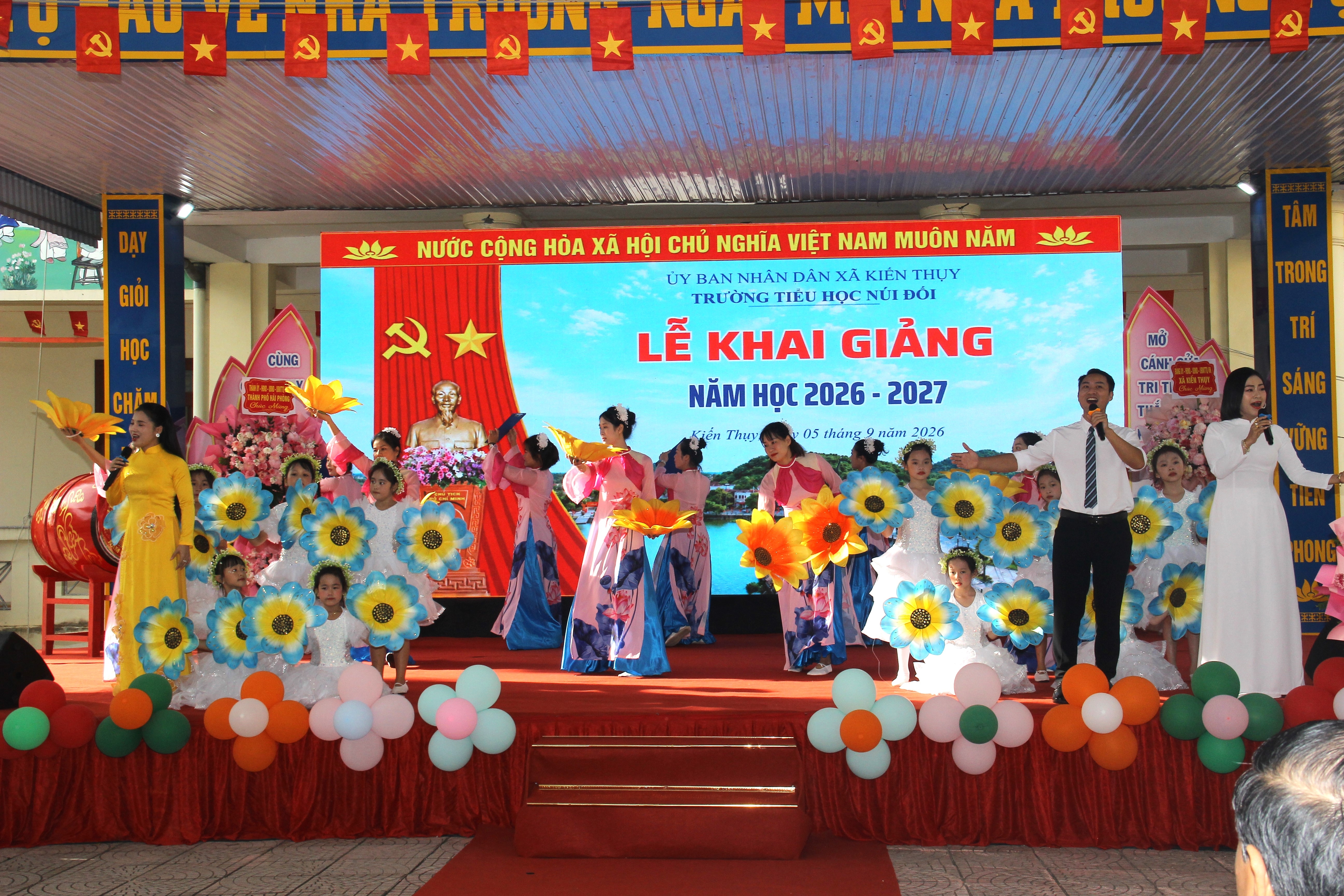 Tiết mục văn nghệ chào mừng tại lễ khai giảng. Tiết mục văn nghệ chào mừng tại lễ khai giảng.