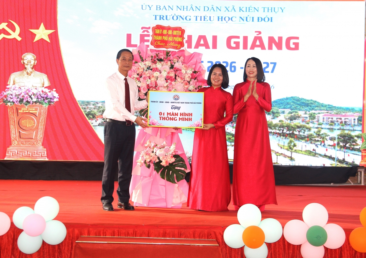 Đồng chí Đỗ Mạnh Hiến, Phó Bí thư Thường trực Thành ủy trao tặng Trường Tiểu học Núi Đối màn hình thông minh. Đồng chí Đỗ Mạnh Hiến, Phó Bí thư Thường trực Thành ủy trao tặng Trường Tiểu học Núi Đối màn hình thông minh.