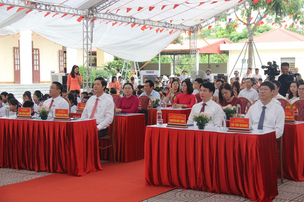 Các đại biểu tham dự chương trình. Các đại biểu tham dự chương trình.