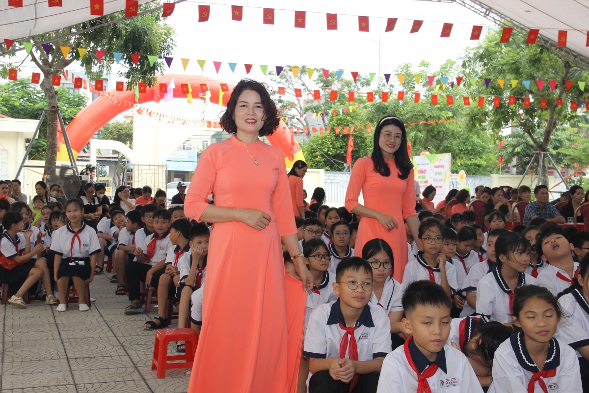 Niềm vui của cô và trò trường Tiểu học Núi Đối trong ngày tựu trường. Niềm vui của cô và trò trường Tiểu học Núi Đối trong ngày tựu trường.