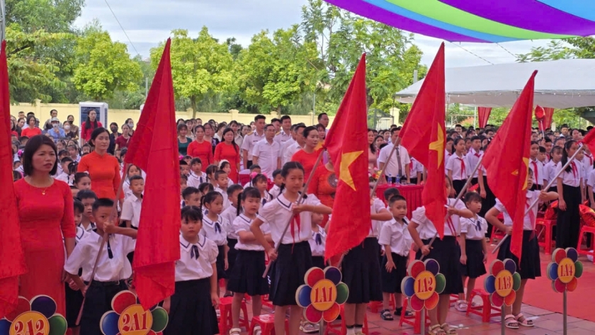 Không khí khai giảng năm học mới ở Trường Tiểu học Nguyễn Văn Thuần, phường Hiệp Hòa. Không khí khai giảng năm học mới ở Trường Tiểu học Nguyễn Văn Thuần, phường Hiệp Hòa.