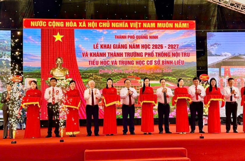 Đồng chí Đỗ Văn Chiến, Ủy viên Bộ Chính trị, Phó Chủ tịch Thường trực Quốc hội và đồng chí Quản Minh Cường, Ủy viên Ban Chấp hành Trung ương Đảng, Bí thư Thành ủy, Trưởng Đoàn ĐBQH thành phố Quảng Ninh, cùng các đại biểu cắt băng khánh thành Trường Phổ thông nội trú TH&THCS Bình Liêu. Đồng chí Đỗ Văn Chiến, Ủy viên Bộ Chính trị, Phó Chủ tịch Thường trực Quốc hội và đồng chí Quản Minh Cường, Ủy viên Ban Chấp hành Trung ương Đảng, Bí thư Thành ủy, Trưởng Đoàn ĐBQH thành phố Quảng Ninh, cùng các đại biểu cắt băng khánh thành Trường Phổ thông nội trú TH&THCS Bình Liêu.