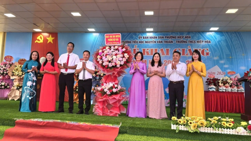 Đại diện lãnh đạo Đảng ủy, UBND phường Hiệp Hòa tặng hoa chúc mừng Trường Tiểu học Nguyễn Văn Thuần và Trường THCS Hiệp Hòa. Đại diện lãnh đạo Đảng ủy, UBND phường Hiệp Hòa tặng hoa chúc mừng Trường Tiểu học Nguyễn Văn Thuần và Trường THCS Hiệp Hòa.