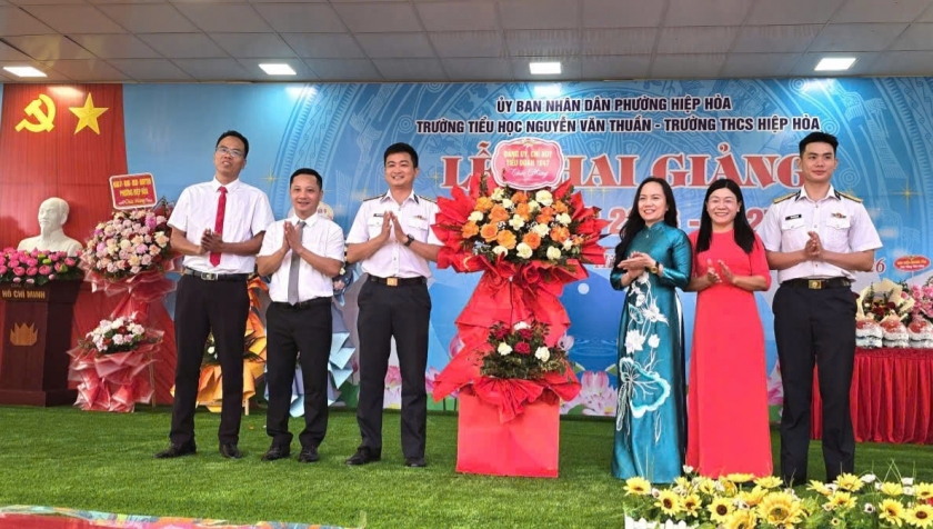 Lãnh đạo các đơn vị trực thuộc Lữ đoàn Hải quân đánh bộ 147, tặng hoa chúc mừng Trường Tiểu học Nguyễn Văn Thuần và Trường THCS Hiệp Hòa. Lãnh đạo các đơn vị trực thuộc Lữ đoàn Hải quân đánh bộ 147, tặng hoa chúc mừng Trường Tiểu học Nguyễn Văn Thuần và Trường THCS Hiệp Hòa.