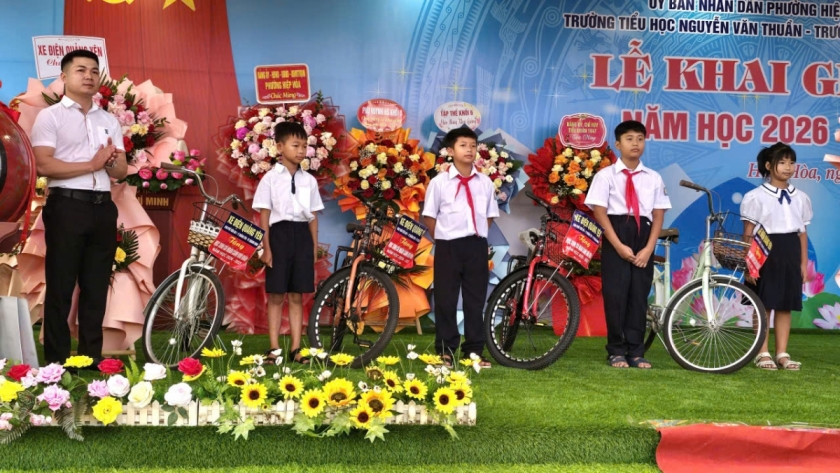 Chủ cửa hàng xe điện Quảng Yên Ngô Đức Tâm tặng 4 xe đạp cho 4 học sinh nhà trường có hoàn cảnh khó khăn. Chủ cửa hàng xe điện Quảng Yên Ngô Đức Tâm tặng 4 xe đạp cho 4 học sinh nhà trường có hoàn cảnh khó khăn.