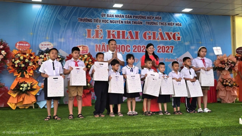 Công ty TNHH May Quang Minh Hà Nội tặng 10 bộ quần áo đồng phục cho 10 học sinh của nhà trương có hoàn cảnh khó khăn. Công ty TNHH May Quang Minh Hà Nội tặng 10 bộ quần áo đồng phục cho 10 học sinh của nhà trương có hoàn cảnh khó khăn.