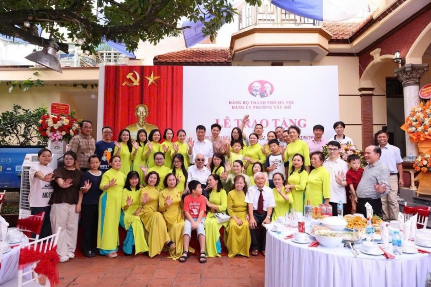 Trưởng Ban Tuyên giáo và Dân vận Thành ủy Hà Nội trao Huy hiệu 80 năm tuổi Đảng tặng đồng chí Nguyễn Huynh