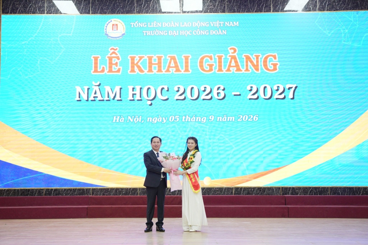 PGS.TS Lê Mạnh Hùng - Hiệu trưởng nhận hoa chúc mừng năm học mới từ Tân sinh viên PGS.TS Lê Mạnh Hùng - Hiệu trưởng nhận hoa chúc mừng năm học mới từ Tân sinh viên