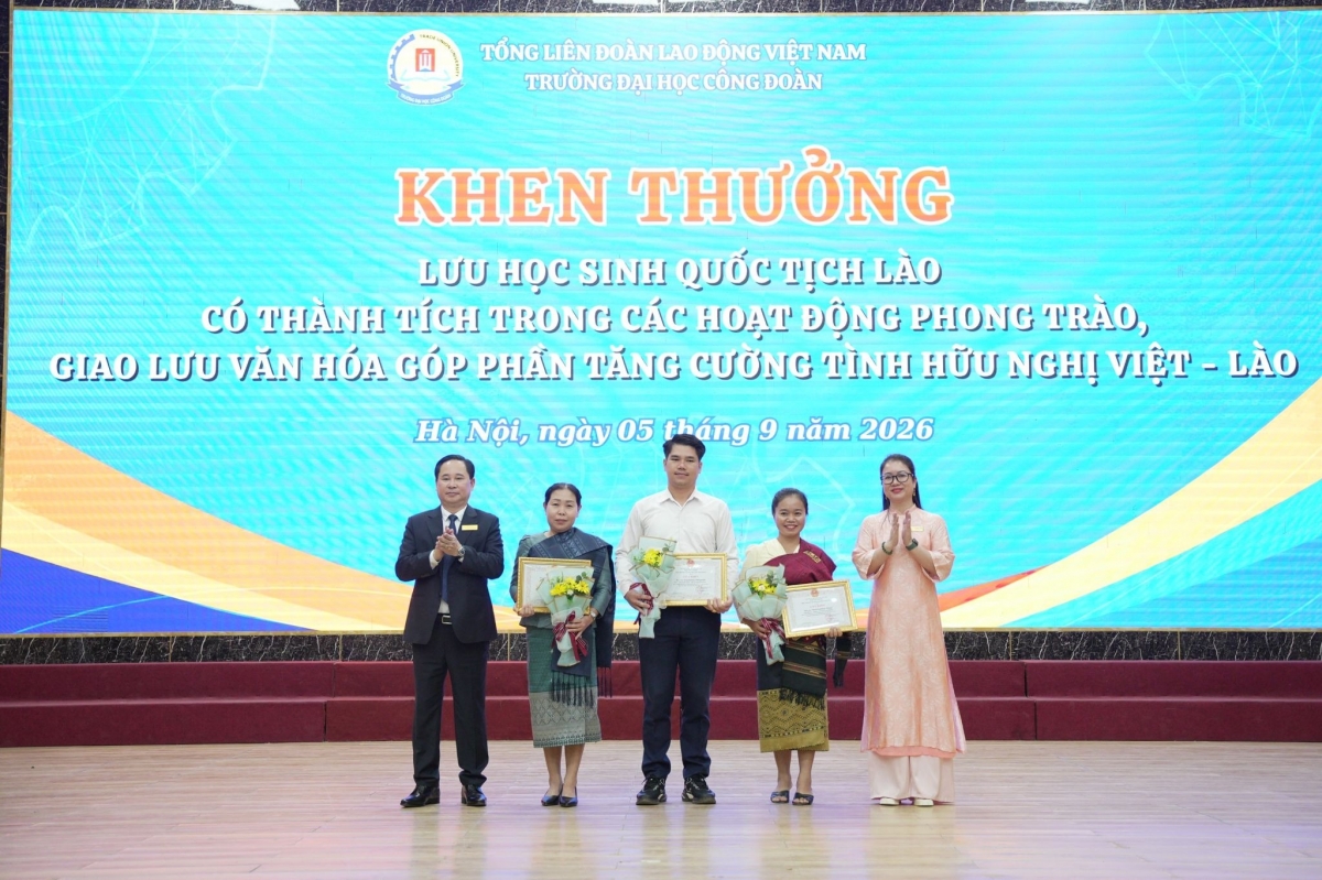 PGS.TS Lê Mạnh Hùng - Hiệu trưởng và TS. Nguyễn Thị Huyền - Trưởng phòng Tổ chức trao khen thưởng và tặng hoa chúc mừng Lưu học sinh quốc tịch Lào PGS.TS Lê Mạnh Hùng - Hiệu trưởng và TS. Nguyễn Thị Huyền - Trưởng phòng Tổ chức trao khen thưởng và tặng hoa chúc mừng Lưu học sinh quốc tịch Lào