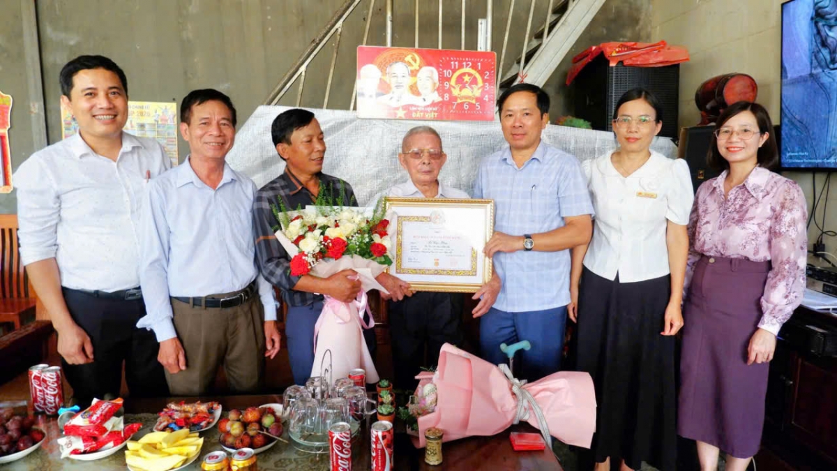 Đón nhận Huy hiệu 70 năm tuổi Đảng, đồng chí Lê Xuân Phúc bày tỏ niềm vinh dự, tự hào và xúc động Đón nhận Huy hiệu 70 năm tuổi Đảng, đồng chí Lê Xuân Phúc bày tỏ niềm vinh dự, tự hào và xúc động
