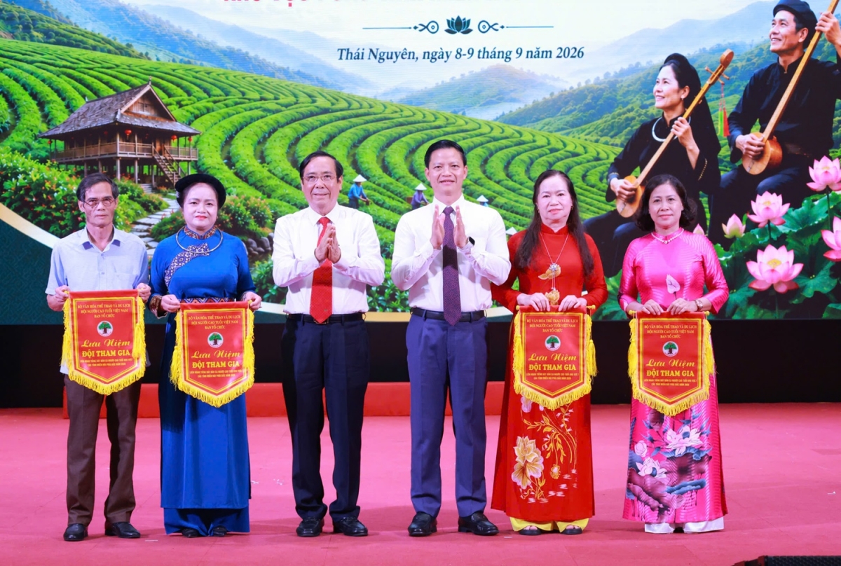 Đồng chí Nguyễn Thanh Bình, Chủ tịch Hội NCT Việt Nam và đồng chí Vương Quốc Tuấn, Phó Bí thư Tỉnh ủy, Chủ tịch UBND tỉnh Thái Nguyên trao cờ lưu niệm cho các đội tham dự Liên hoan