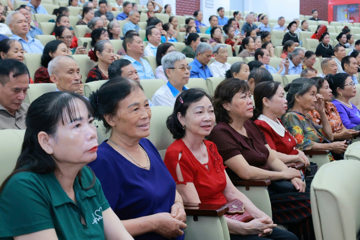 Đông đảo hội viên người cao tuổi và Nhân dân đón xem Liên hoan