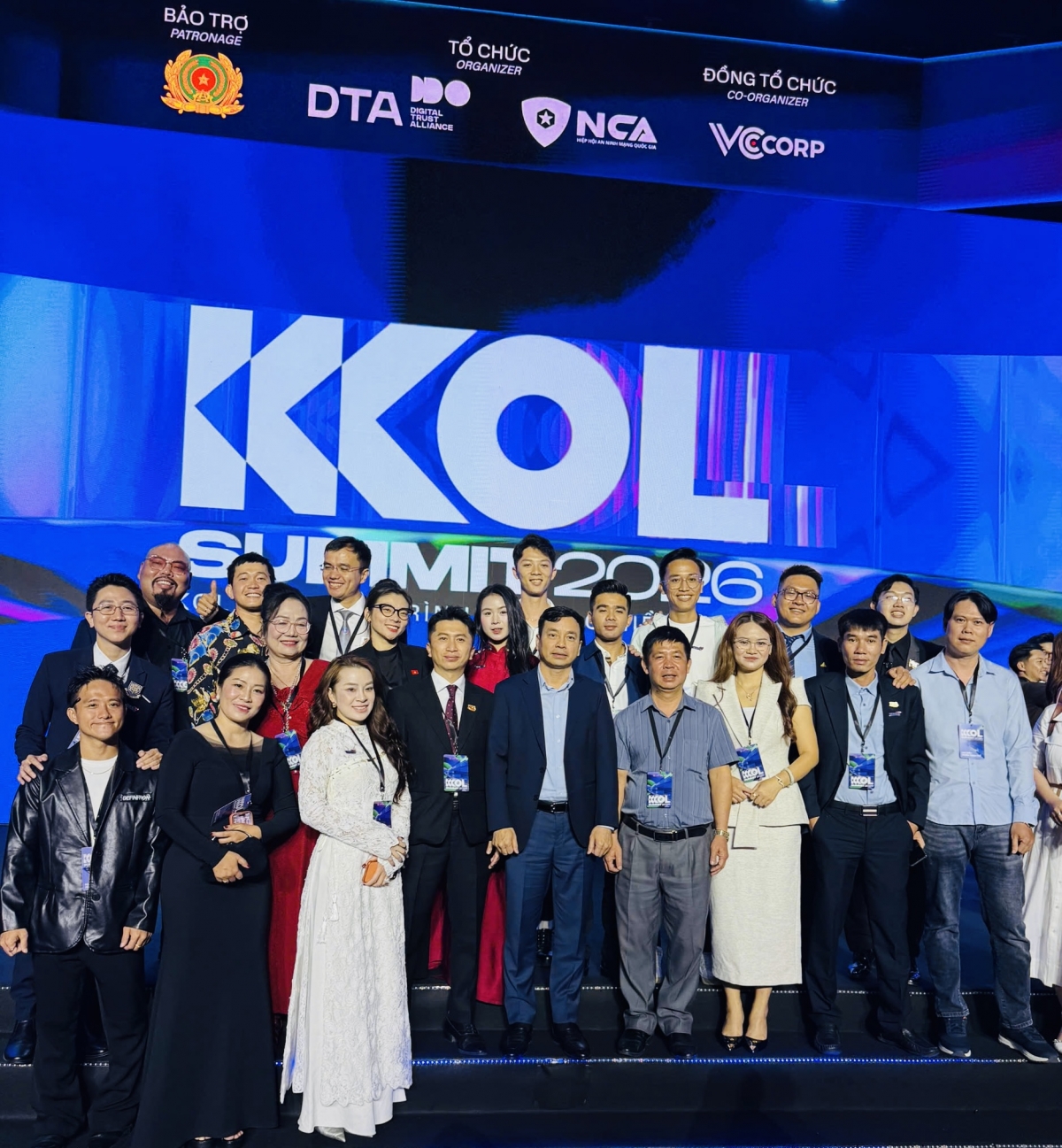 Đoàn đại biểu KOL Lâm Đồng chụp hình lưu niệm với lãnh đạo         Cục An ninh mạng và phòng, chống tội phạm sử dụng công nghệ cao