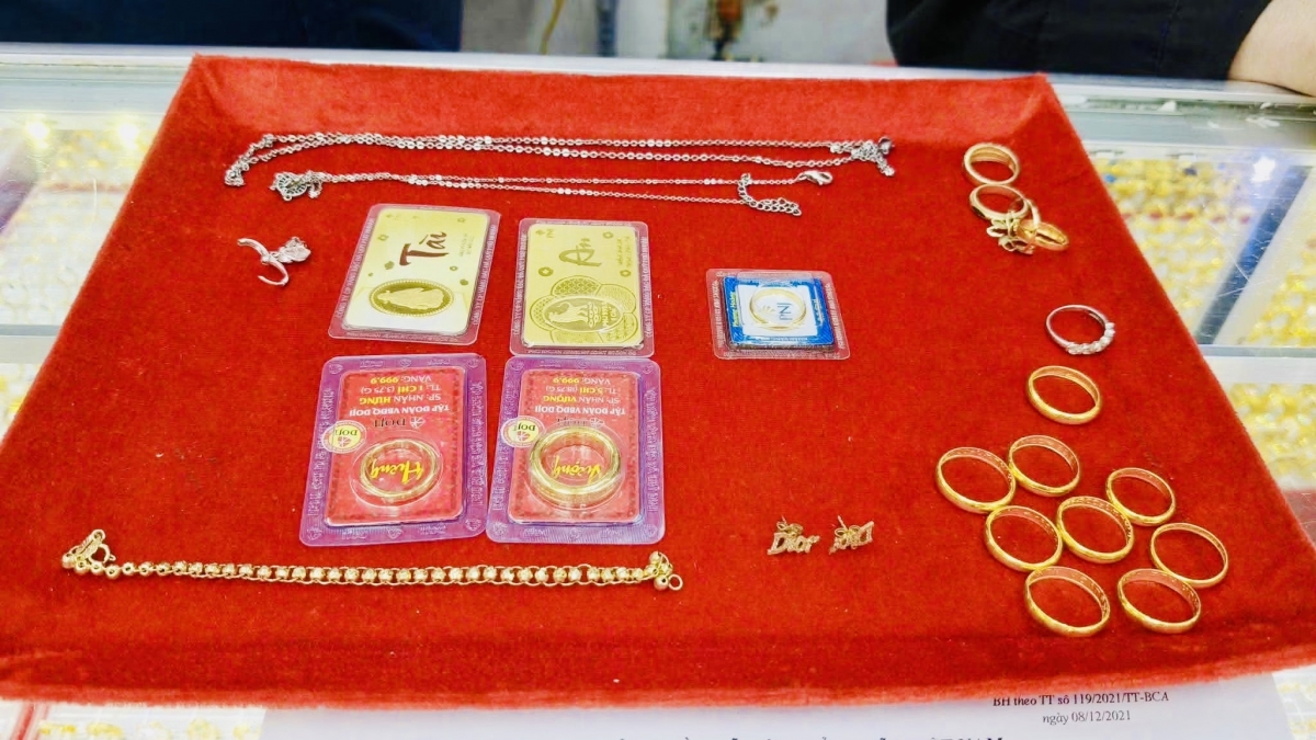 Toàn bộ túi vàng cụ bà Nguyễn Thị Mùi nhặt được. Ảnh: Công an phường Hiệp Bình Toàn bộ túi vàng cụ bà Nguyễn Thị Mùi nhặt được. Ảnh: Công an phường Hiệp Bình
