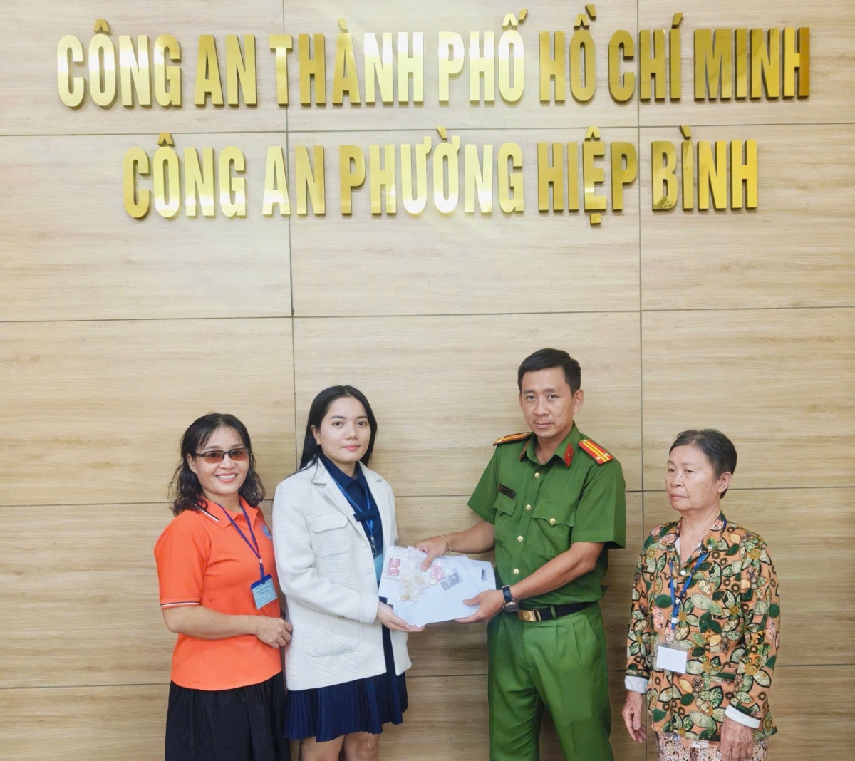 Công an Phường Hiệp Bình bàn giao tài sản cho người mất. Ảnh: Công an phường Hiệp Bình Công an Phường Hiệp Bình bàn giao tài sản cho người mất. Ảnh: Công an phường Hiệp Bình