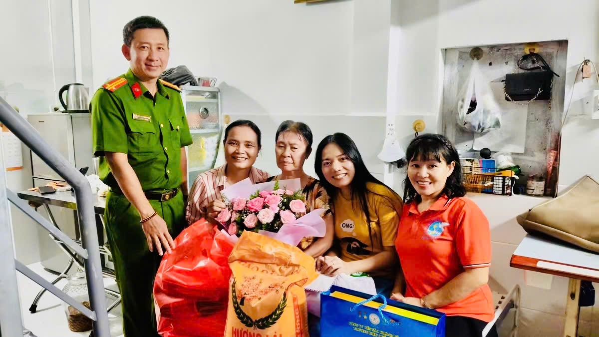 Công an phường Hiệp Bình phối hợp Tổ công tác 3 trong 1 Khu phố 41 và chị Trần Thị Thùy Vân đến thăm hỏi và tặng quà động viên cụ bà Nguyễn Thị Mùi Công an phường Hiệp Bình phối hợp Tổ công tác 3 trong 1 Khu phố 41 và chị Trần Thị Thùy Vân đến thăm hỏi và tặng quà động viên cụ bà Nguyễn Thị Mùi