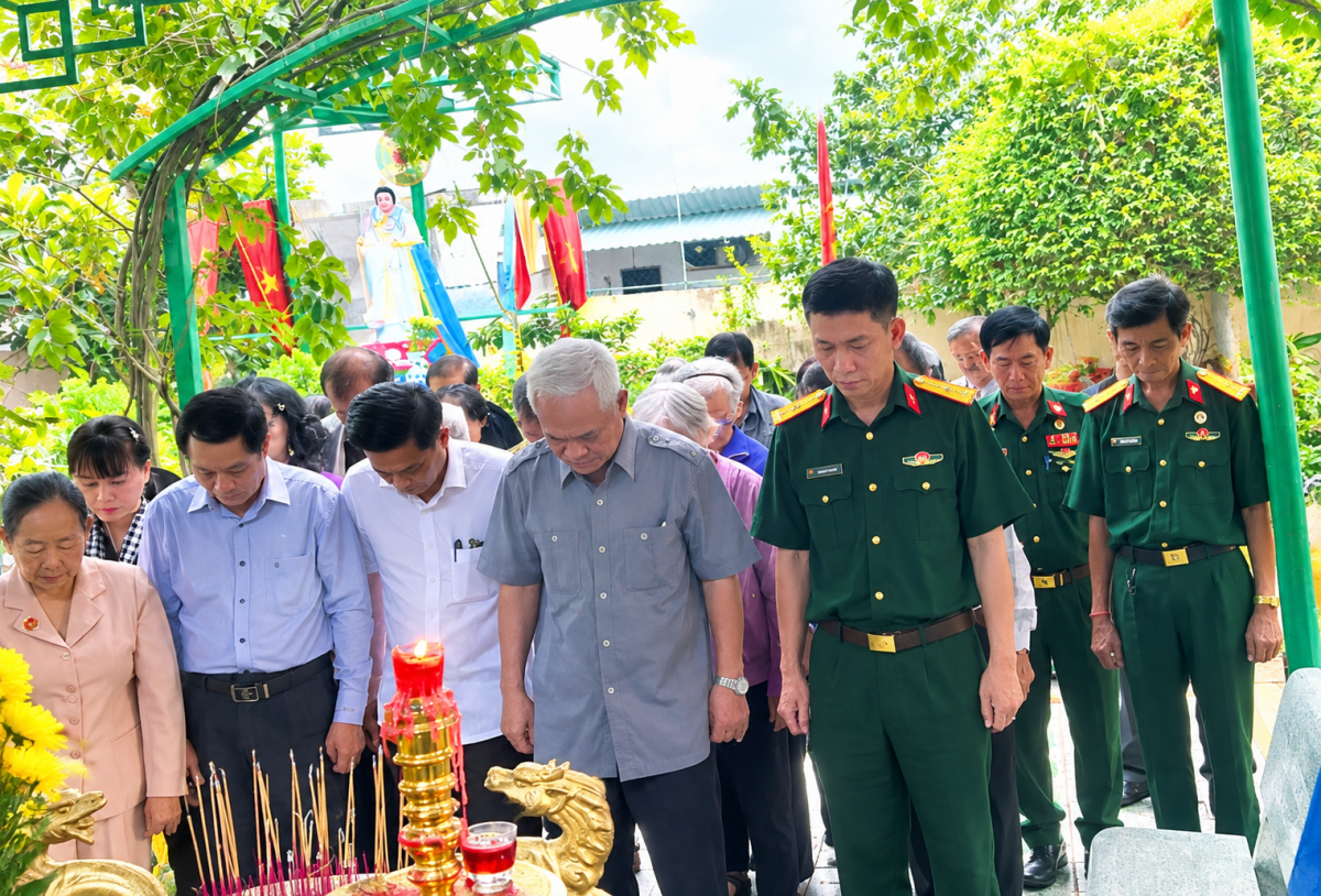 Các đại biểu dâng hương tưởng nhớ các anh hùng liệt sĩ Biêt động 67B Gò Vấp