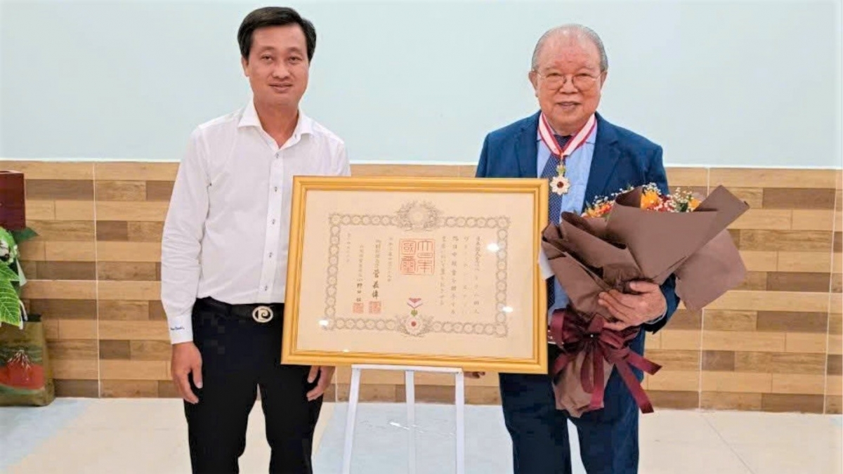 NS Nguyễn Thành Nguyện cùng GSTS, Anh hùng Lao động,  Võ Tòng Xuân - Anh hùng Lao động, Nhà Giáo Nhân dân