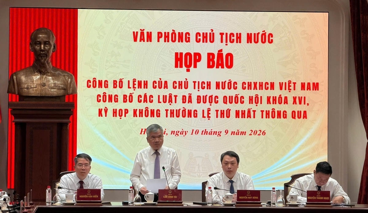 Phó Chủ nhiệm Văn phòng Chủ tịch nước Cấn Đình Tài công bố Lệnh của Chủ tịch nước đối với 15 luật. 