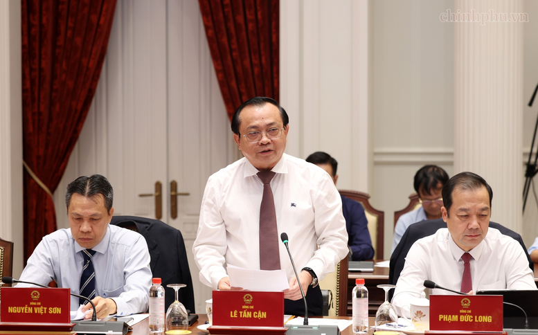 Thứ trưởng Bộ Tài chính Lê Tấn Cận phát biểu tại buổi Họp báo
