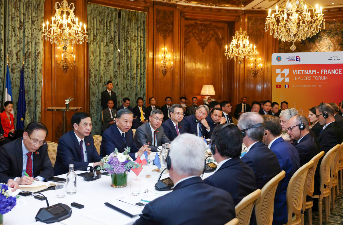Tổng Bí thư, Chủ tịch nước Tô Lâm cùng Tổng thống Pháp Emmanuel Macron nghe VNVC báo cáo về lộ trình sản xuất 3 vắc xin thế hệ mới tại Việt Nam tại Diễn đàn Doanh nghiệp Việt Nam - Pháp. Ảnh: Hoàng Thống Nhất