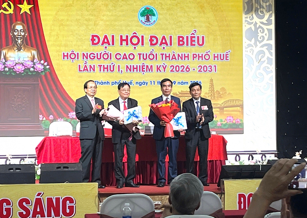 Tặng hoa tri ân lãnh đạo Hội NCT TP nhiệm kỳ 2021-2026 Tặng hoa tri ân lãnh đạo Hội NCT TP nhiệm kỳ 2021-2026
