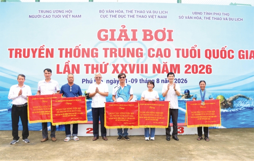 Giải bơi truyền thống trung, cao tuổi toàn quốc tại tỉnh Phú Thọ.