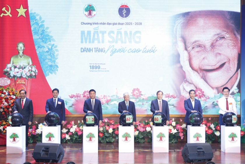 Các đại biểu nhấn nút khởi động chương trình nhân đạo “Mắt sáng cho người cao tuổi” giai đoạn 2025-2028. Các đại biểu nhấn nút khởi động chương trình nhân đạo “Mắt sáng cho người cao tuổi” giai đoạn 2025-2028.