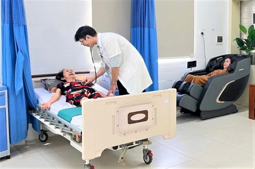 Khám sức khỏe cho NCT tại mô hình chăm sóc ban ngày của Bệnh viện phục hồi chức năng TP Đà Nẵng.