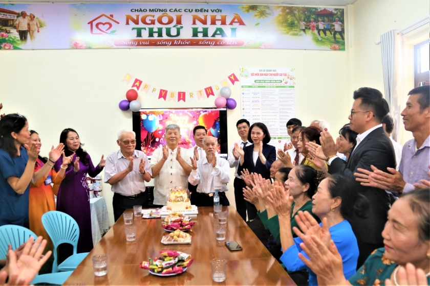 Lãnh đạo thành phố Hà Nội thăm mô hình chăm sóc người cao tuổi ban ngày xã Quốc Oai.