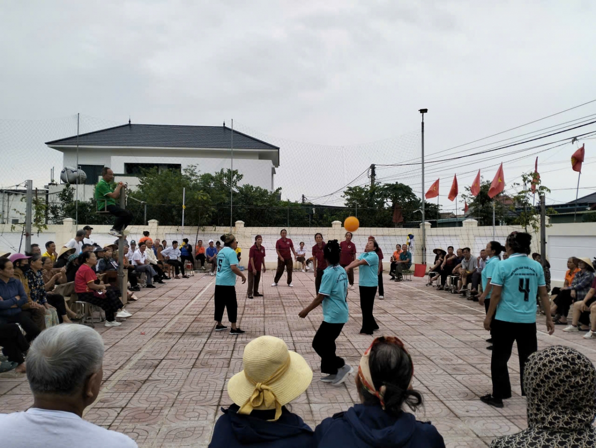 Các trận đấu giao lưu bóng chuyền hơi của người cao tuổi xã Hải Hậu đã thu hút đông đảo khán giả đến xem và cổ vũ. Các trận đấu giao lưu bóng chuyền hơi của người cao tuổi xã Hải Hậu đã thu hút đông đảo khán giả đến xem và cổ vũ.