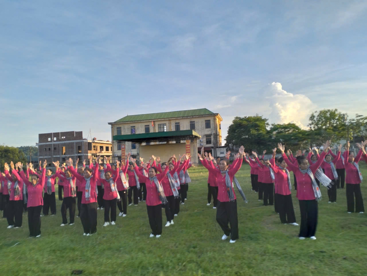 Màn biểu diễn thể dục dưỡng sinh của hội người cao tuổi xã Hải Hậu. Màn biểu diễn thể dục dưỡng sinh của hội người cao tuổi xã Hải Hậu.