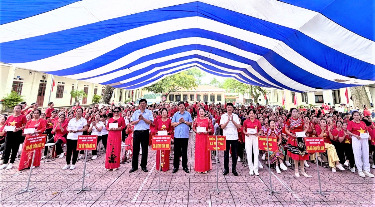 Ban tổ chức tặng quà các đội tham gia Ban tổ chức tặng quà các đội tham gia