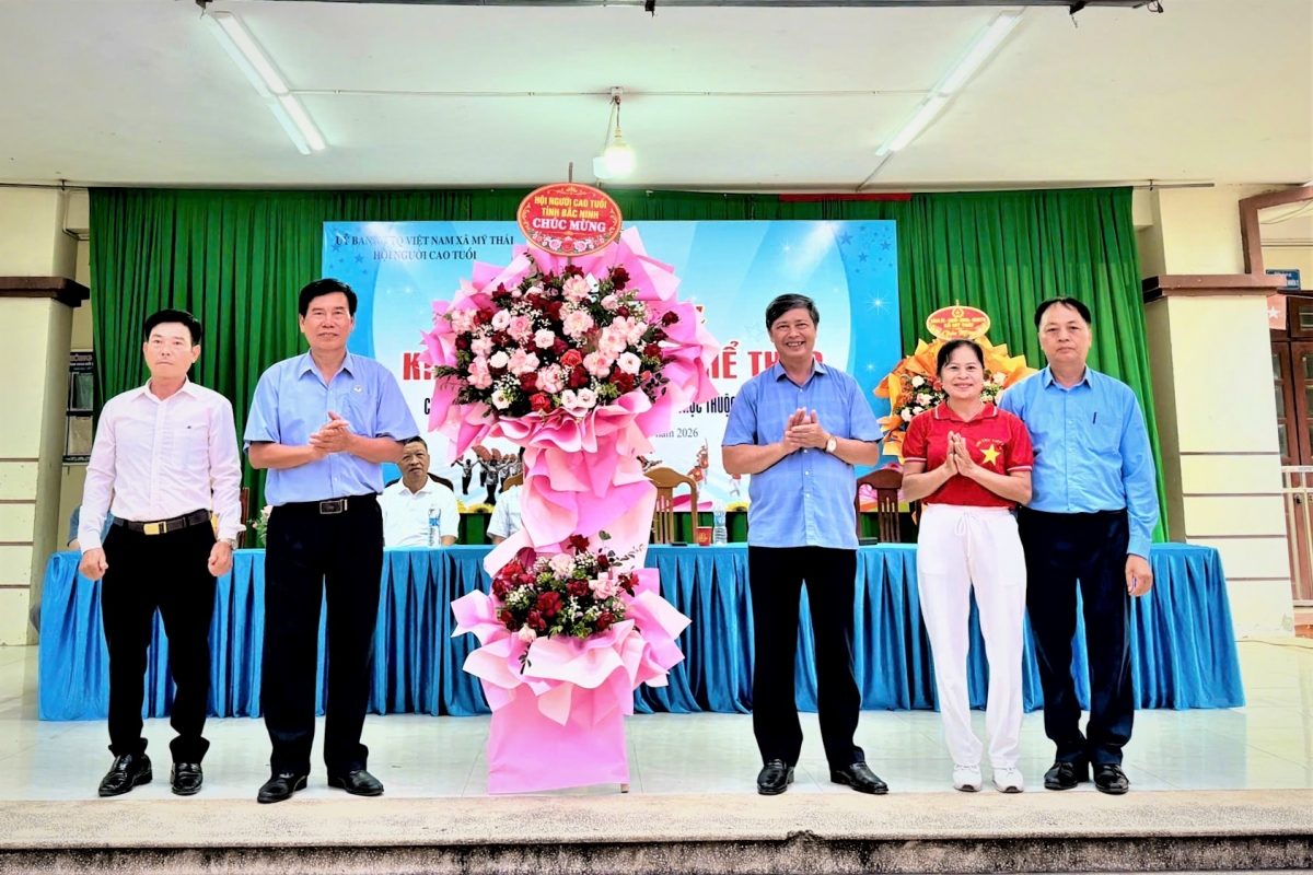Lãnh đạo Hội NCT tỉnh Bắc Ninh tặng hoa chúc mừng Lãnh đạo Hội NCT tỉnh Bắc Ninh tặng hoa chúc mừng