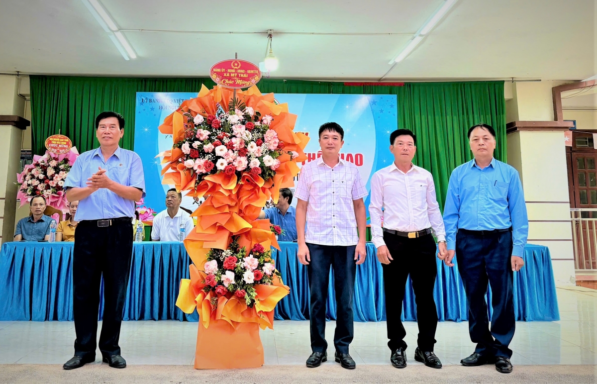 Lãnh đạo xã Mỹ Thái tặng hoa chúc mừng Lãnh đạo xã Mỹ Thái tặng hoa chúc mừng